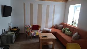 a living room with a couch and a table at Ferienwohnung PUNKT, 5 Gehminuten vom Europa-Park in Rust
