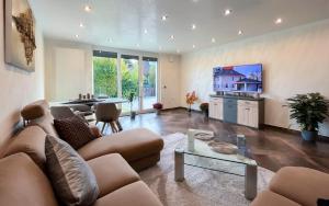 un soggiorno con un divano e un tavolo di Bellami Ferienwohnungen a Minden