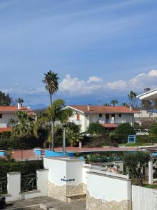 vista su un resort con palme e edifici di Sabaudia Villa Annamaria a Sabaudia