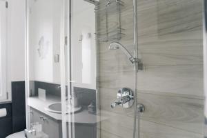 W łazience znajduje się prysznic, umywalka i toaleta. w obiekcie COZY HOUSE Relax Wi-Fi & Design w mieście Colle Brianza