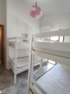Divstāvu gulta vai divstāvu gultas numurā naktsmītnē Sabaudia Villa Annamaria