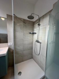 多马索CASA PAOLA Central Stay by the Lake的带玻璃门淋浴间的浴室