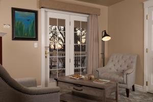 a living room with two chairs and a coffee table at The Oakwood Inn in Okoboji