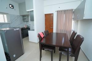 Η κουζίνα ή μικρή κουζίνα στο Chez Moi - 2BHK, Near US Embassy, Gachibowli