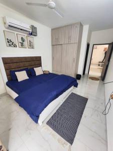 Säng eller sängar i ett rum på Luxury 2BHK by Elegance homes