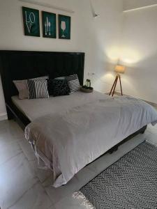 Säng eller sängar i ett rum på Luxury 2BHK by Elegance homes