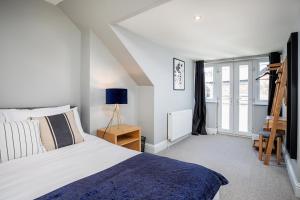 Stylish and Spacious 3 Bed Apartment with Parking by Ark SA في شيفيلد: غرفة نوم فيها سرير وتلفزيون