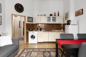 eine Küche mit weißen Schränken und einer Waschmaschine in der Unterkunft Apartment ZAMECKY VRCH GETAWAY in Karlsbad