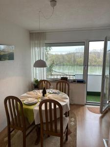 uma sala de jantar com uma mesa com cadeiras e uma grande janela em Stan na dan Kej Una em Bosanska Dubica