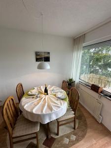 uma sala de jantar com uma mesa com cadeiras e uma janela em Stan na dan Kej Una em Bosanska Dubica