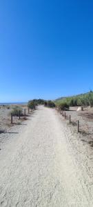 een onverharde weg midden in de woestijn bij Aldea beach 3 in Manilva