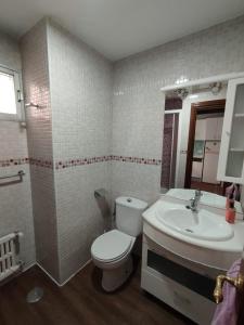 un baño con inodoro y lavabo en Piso luminoso en Madrid Rio, en Madrid