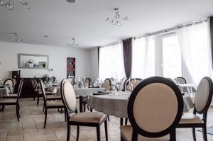 Posezení v ubytování Hôtel Le Tivoli + 25 fotografií
