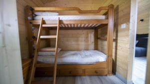 Palanda nebo palandy na pokoji v ubytování Le chalet de DOMY