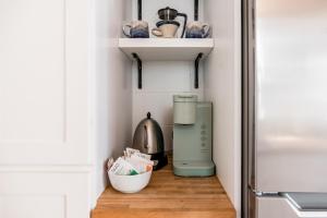 una cocina con cafetera en un estante en Pine Creek Tiny House en Amherst