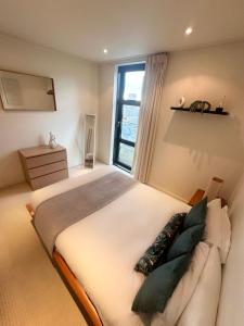um quarto com uma cama grande e uma janela em Central London Large 1 Bed flat with Balcony em Londres