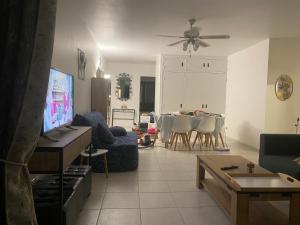 サント・マキシムにあるSainte maximeのリビングルーム(ソファ、テレビ、テーブル付)