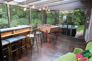 a room with a ping pong table and a bar at Gîte du ruisseau in Épinal