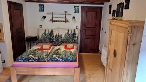 Una cama o camas en una habitación de Penzion pod Železným Vrchem