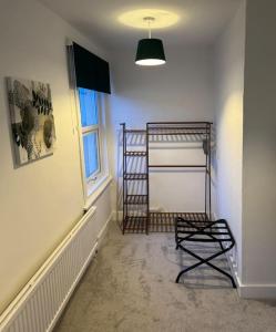 Tempat tidur susun dalam kamar di 2-bedroom house in Cheltenham town centre