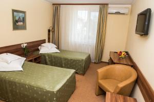 Hotel Lyra tesisinde bir odada yatak veya yataklar