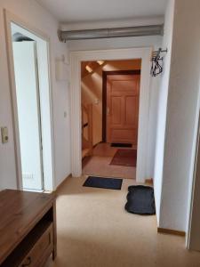 a room with a hallway with a door and a room with at Helle Ferienwohnung Nähe Köthener Altstadt in Köthen