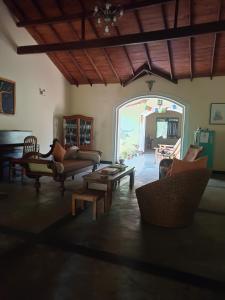 - un salon avec un canapé et une table dans l'établissement Ficus Peace Villa by Mamisa Café, à Habarana