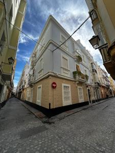 um edifício ao lado de uma rua em Palacete de La Alameda - Adults Only- em Cádiz