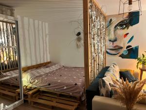 um quarto com uma cama e um espelho em Magician’s House with it’s own parking em Bucareste