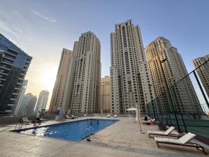 een zwembad in het midden van een stad met hoge gebouwen bij Luxury apartment 3 beds Marina view in Dubai