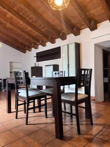 - une table à manger et des chaises dans une pièce dans l'établissement La Terraza de Consolación 17, à Cáceres