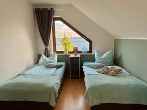 2 camas individuais num quarto com uma janela em Ferienwohnung PIER 7 em Große Mühle