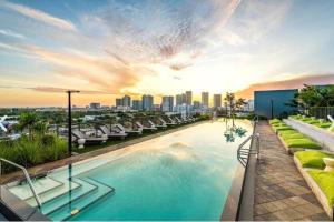 einen Pool auf einem Gebäude mit Skyline der Stadt in der Unterkunft Modern, chic & cozy 2br 2ba apartment in Wynwood in Miami
