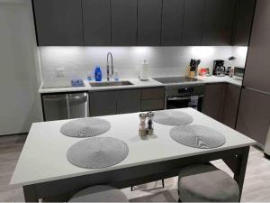 eine Küche mit einem weißen Tisch mit 4 Stühlen in der Unterkunft Modern, chic & cozy 2br 2ba apartment in Wynwood in Miami