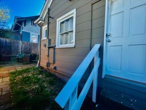 塔科馬的住宿－Tacoma Homestay- With Breakfast Included-Private Room，房子边的蓝色门