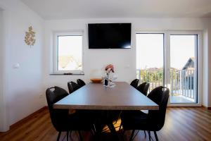 - une salle à manger avec une table et des chaises dans l'établissement Green House Bled, à Bled