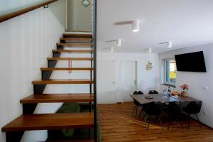 une salle à manger avec une table et un escalier dans l'établissement Green House Bled, à Bled