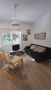 a living room with a couch and a chair at Acogedor apartamento en el centro in Almería