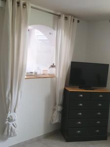 TV a/nebo společenská místnost v ubytování Location gîte dans le var
