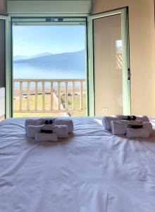 1 dormitorio con 1 cama blanca grande y ventana grande en Villa Cymothoe, en Chiliadou