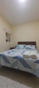 a bedroom with a bed with two pillows on it at Serenidad en Combia - Tu hogar fuera de tu hogar in Pereira