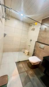 uma casa de banho com WC num quarto em The RaaRees Resort - A Hidden Resort in Munnar em Munnar