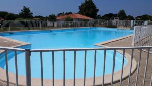 Bazén v ubytování maison de vacances proche océan nebo v jeho okolí + 11 fotografií