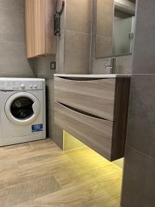 a kitchen with a washer and a washing machine at LA RONDINE in Pettenasco