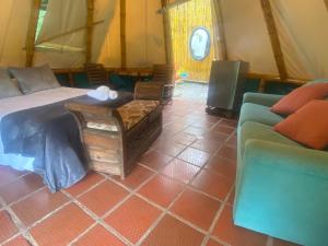 Postel nebo postele na pokoji v ubytování Glamping El Establo + 37 fotografií