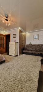 ペトロパブロフスクにあるАпартаменты на СОВЕТСКОЙ 39のベッドと大きなラグ付きの広い客室です。