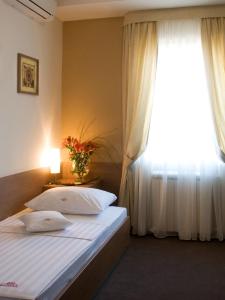 Postel nebo postele na pokoji v ubytování Hotel Knezevina