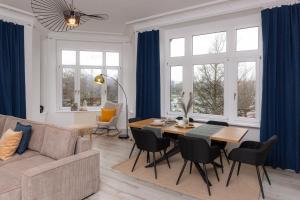 un soggiorno con un divano e un tavolo con sedie di soulscape Apartments Zwickau EDLER sanierter Altbau-Wohnraum zentrumsnah gratis WIFI a Zwickau Altre 19 foto