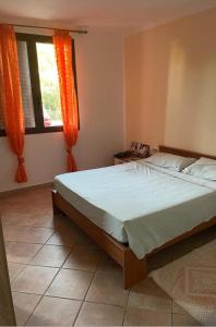 ヴァッレドーリアにあるVista Mare Panoramicaのベッドルーム1室(ベッド1台付)、窓(オレンジ色のカーテン付)