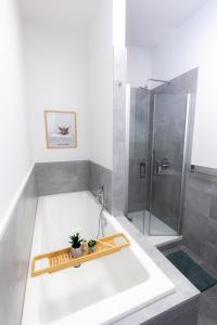 un bagno con vasca da bagno e doccia di soulscape Apartments Zwickau EDLER sanierter Altbau-Wohnraum zentrumsnah gratis WIFI a Zwickau